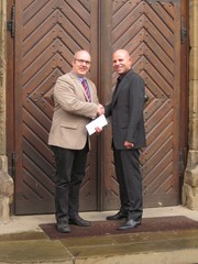 Stadtkapelle &uuml;bergibt Scheck f&uuml;r Regiswindiskirche