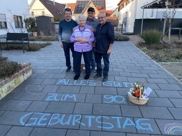 Hannelore Kupfer gemeinsam mit ihren Söhnen vor der Wohnanlage Lindenstraße 
