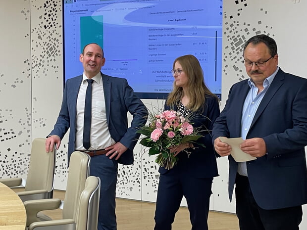 Erfolgreiche Wiederwahl von Bürgermeister Jochen Winkler (l) gemeinsam mit Ehefrau Stefanie u. Bürgermeister-Stellvertreter Dr. Kazenwadel