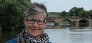 Gästeführerin Gabi Ebner-Schlag vor der Neckarbrücke