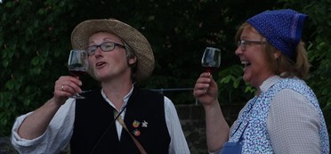 Hillers Loui und Mariele vom Dorf stoßen lachend mit Weingläsern an(Foto: Täschner, 2017)