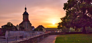 Regiswindiskirche bei Sonnenuntergang (Foto: Ulrich Seidel)
