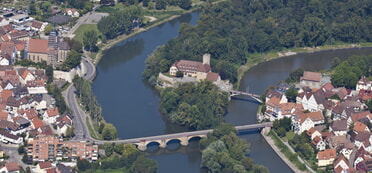 Luftbildaufnahme des Lauffener Stadtgebiets mit Neckar, Alter Neckarbrücke, Städtle und Dorf