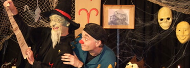Theater Mika & Rino: Der zerbrochene Zauberspiegel (Szenenfoto: Zaubermeister mit Zauberlehrling Rino)