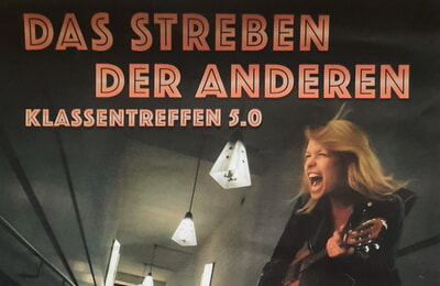 Plakat KuMa: Das Streben der Anderen - Kabarett mit Andrea Limmer am So, 28.4., 19 Uhr, Phoenix Irish Pub