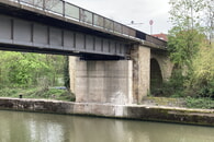 Die schadhafte Stahlbrücke über den Kanal muss mit Hilfsträgern gesichert werden 