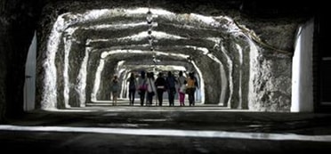Blick in einen unterirdischen Tunnel des Salzbergwerks in Bad Friedrichshall