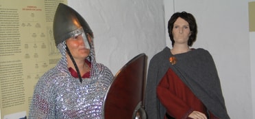 Im Burgmuseum: lebendiger und künstlicher Ritter im Kettenhemd