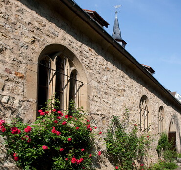 Rosen vor dem Klosterhof (Foto: Claudia Fy)