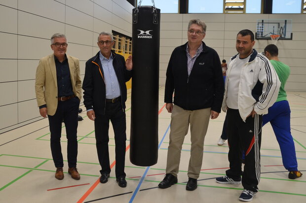 Start der Boxschule mit Bürgermeister K-P. Waldenberger, Stiftungsvorsitzender Erich Vögele, Alexander Meic und Volkan Tuncer (Bild U.Kieser-Hess)