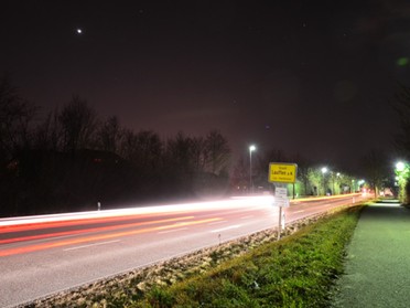 Ohsam, Werner - Lauffener Ortseinfahrt mit der Venus am Nachthimmel, 18. Februar
