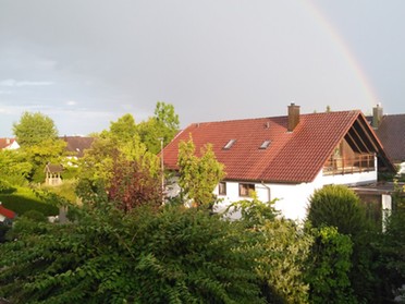 04.08.2019 - Andrea Piest - Regenbogen über den Dächern von Lauffen a.N.