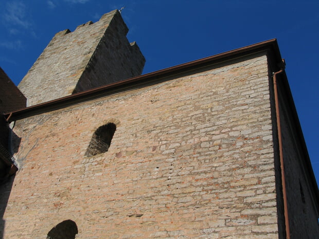 der Rathausturm in Richtung Himmel fotografiert