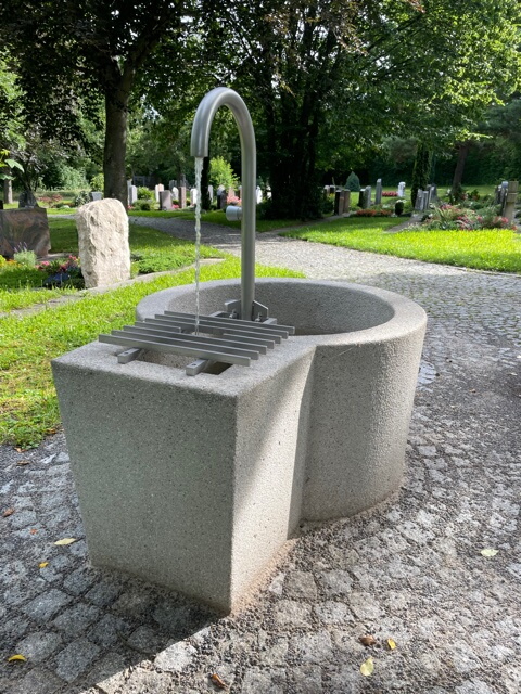 neue Schöpfbrunnen auf dem Parkfriedhof