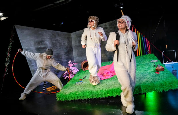 Württembergische Landesbühne: Szenenfoto aus "Das NEINhorn" (Schauspielerin in flauschigem weißen Einhornkostüm)