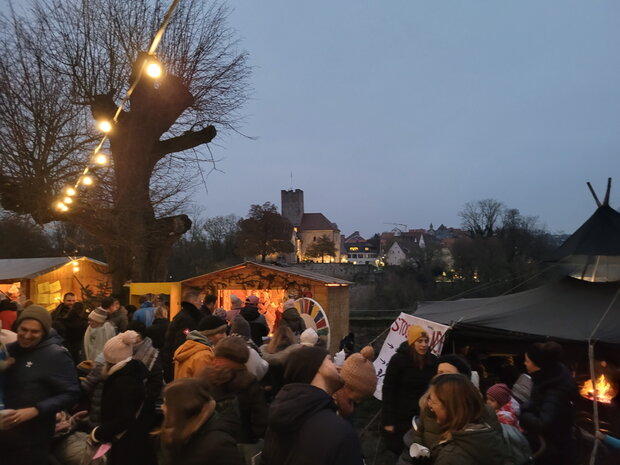 Blick vom Weihnachtsmarkt auf die Rathausburg