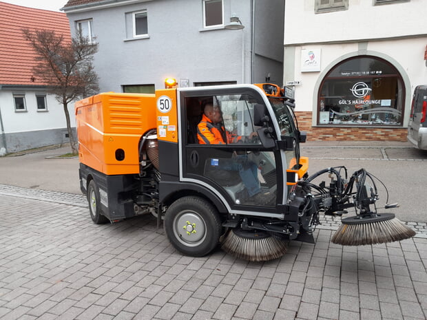 Neue Kehrmaschine bei der Arbeit Foto: Hertner