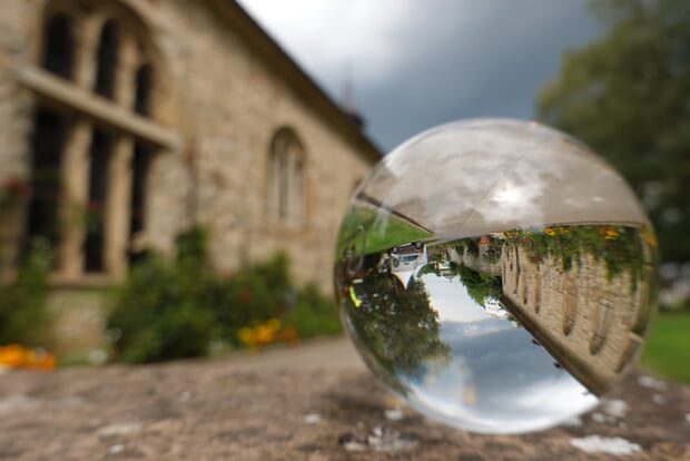 Hannah Lorenz: Lauffener Klosterhof in der Glaskugel - aus dem Wettbewerb zum Foto des Jahres 2021