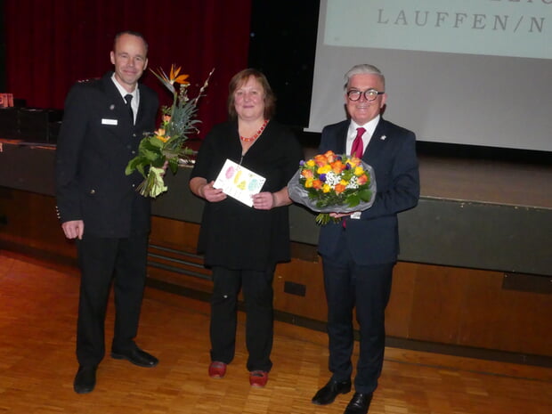 Dank an Beate Schiefer von Kommandant Peter Link und Bürgermeister Klaus-Peter Waldenberger