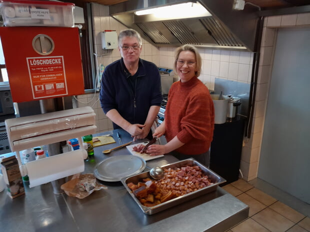 Bildunterschrift: Ulrike Rennhack-Dogan u. Alexander Meic beim Zubereiten der Kartoffelsuppe