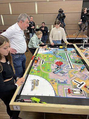 Die Lego-AG des Hölderlin-Gymnasiums Lauffen bei der "First Lego League" 2022/23