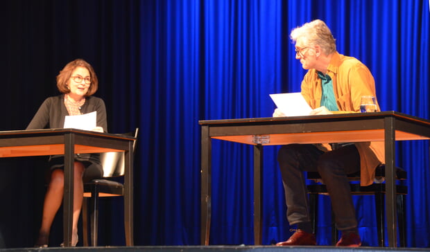 Barbara Auer (li.) und Walter Sittler (re.) lesen in der Lauffener Stadthalle aus dem Roman "Unsere Seelen bei Nacht"