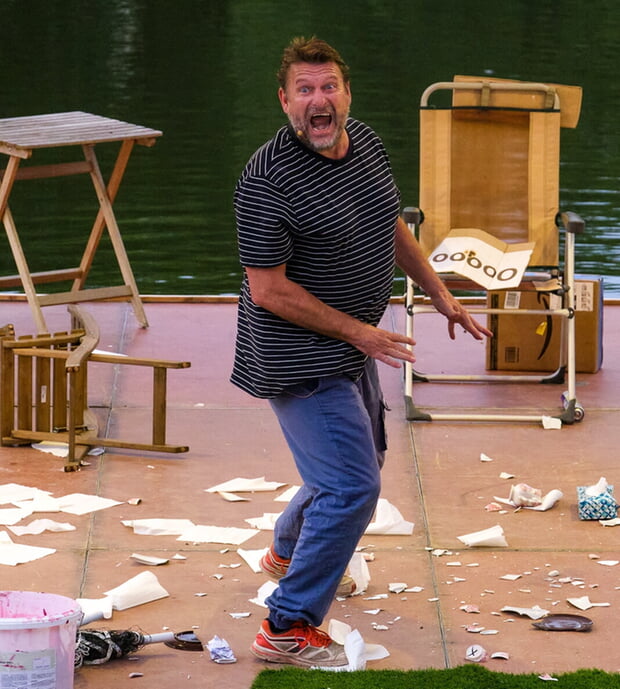 Schaupieler Peter Trabner in "Das Leben des Diogenes - viel zu viel zu viel, alles für die Tonne" (Foto: Valentin Dobrun)