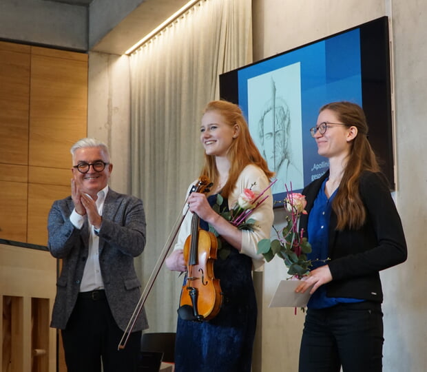 Bürgermeister Klaus-Peter Waldenberger mit Pauline Langer und Valérie Baral