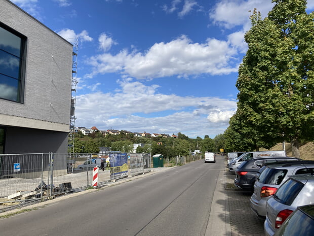 Blick auf die Straße Richtung Kreisverkehr. Auf der linken Seite des Bildes ist der Neubau des Drogeriemarktes zu sehen.