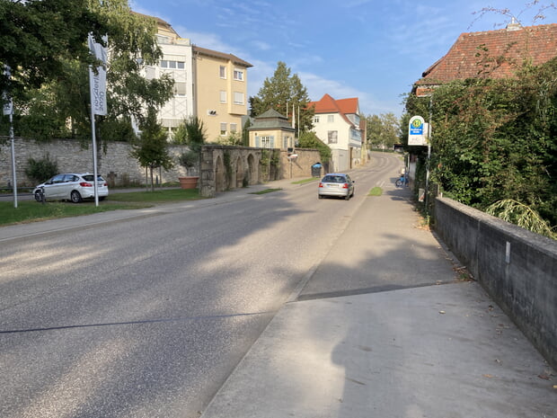 Blick auf die Straße Richtung Hölderlinhaus. Links ist der Klosterhof zu sehen.