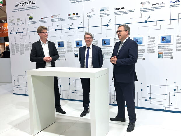 Stabübergabe auf der Hannover Messe 2023: Henrik A. Schunk übernimmt den Vorsitz des Lenkungskreises der Plattform Industrie 4.0. Bei der Übergabe anwesend (v.l.n.r.) Dr. Frank Possel-Dölken (Phoenix Contact), Markus Hess (BMWK), Henrik A. Schunk (SCHUNK). Bild: SCHUNK