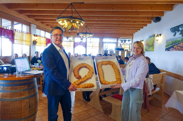 Bürgermeister Volker Schiek mit Geschäftsführerin Sabine Hübl