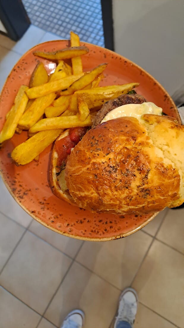 Die selbstgemachten Burger mit Pommes schmecken toll.