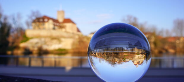 Lauffener Rathausburg gespiegelt in einer Glaskugel