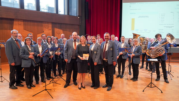 Sarina Pfründer durfte bei der Stadtkapelle direkt den Taktstock schwingen. (Foto: Ulrich Seidel)