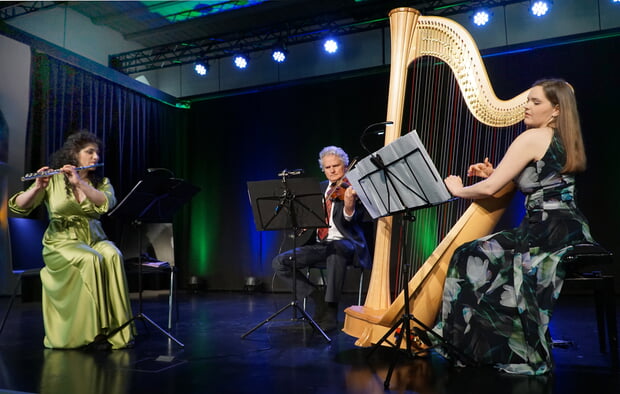 Das Amonet Trio bezauberte das Publikum mit traumhaften Melodien, die zuweilen an frühlingshafte Blütenträume erinnerten. (Foto: Leonore Welzin)