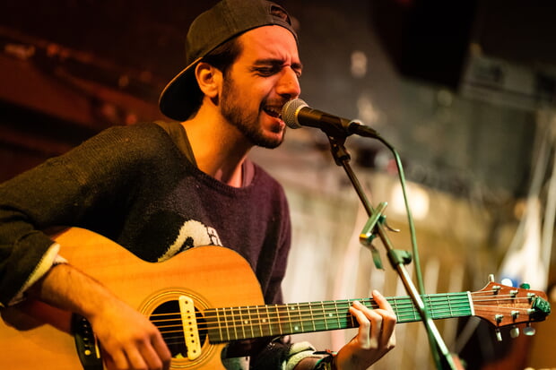 Sänger und Komponist Aljosha Konter hat seine eigenen Songs im Gepäck. (Foto: Alexander Kaemmer)