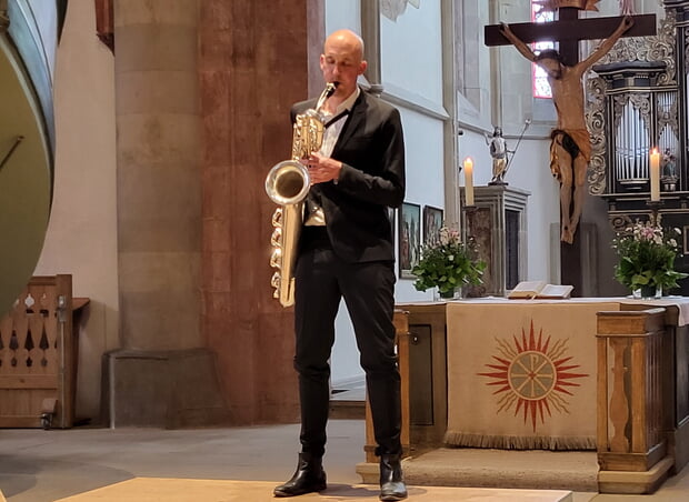 Saxofonist Christoph Enzel beim Konzert mit alto e basso am 20. Mai 2023 in der Regiswindiskirche