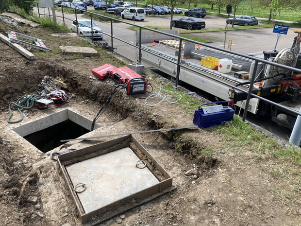 Für den Einbau musste eine größere Montageöffnung in das Becken gesägt werden.