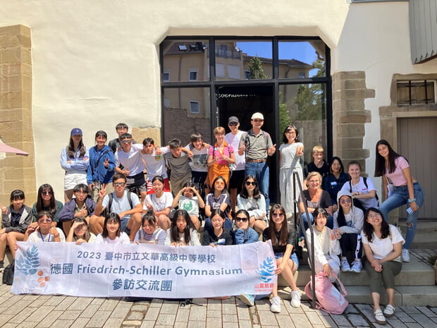 Letzten Mittwoch waren 53 Schülerinnen und Schüler mit Ihren Lehrern aus Taiwan zu Gast bei Firma Schunk und besuchten anschließend das Hölderlinhaus. Dieser Schülerbesuch wurde über das Marbacher Friedrich-Schiller-Gymnasium organisiert. Foto: Ehrenfeld