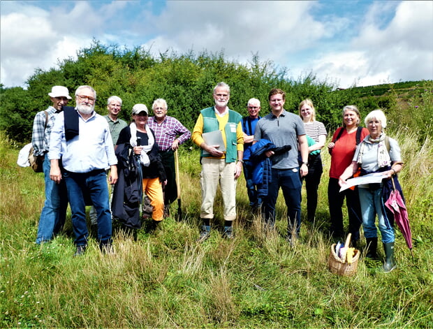Mitglieder und Beteiligte am Projekt zu Erhaltung der Neckar-Schwarzpappel treffen sich am Pappelwäldchen in Lauffen a. N. (v.li.): Karlheinz Frey (Arbeitskreis Schwarzpappel und BUND Nürtingen), Conrad Fink (Arbeitskreis Schwarzpappel und BUND KV Ludwigsburg), Jürgen Hellgardt (BUND Lauffen a. N.), Karin Zimmer (BUND Ingersheim), Fritz Gebhard (Forstbetrieb), Friedrich Waller (Baumschule), Gerald Hesse (BUND Lauffen a. N.), Florian Schier (EnBW AG), Dorothee Groß (EnBW AG), Ulrike Ackermann (GBA Stuttgart), Inge Maass (Arbeitskreis Schwarz-pappel).