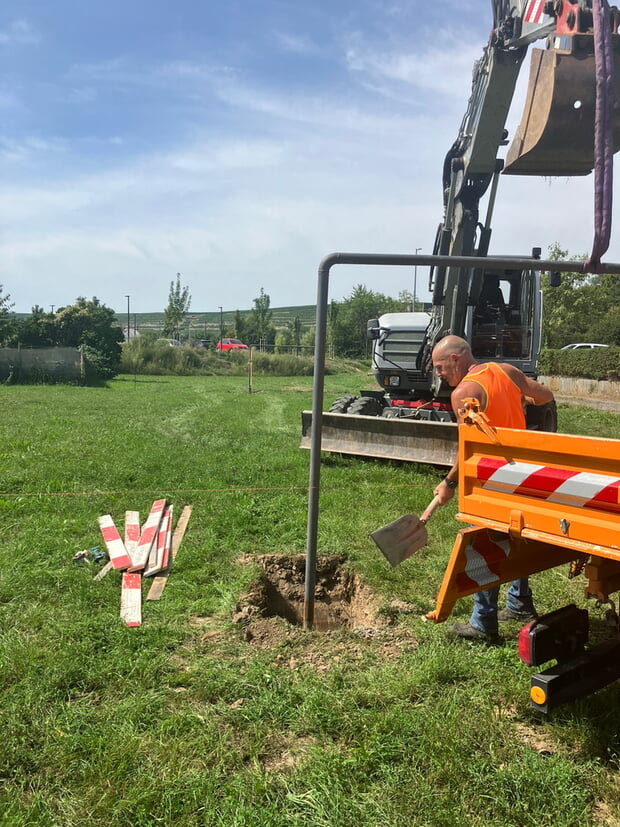 Vorarbeiten zum Einsetzen der Tore für den neuen Bolzplatz im Brühl