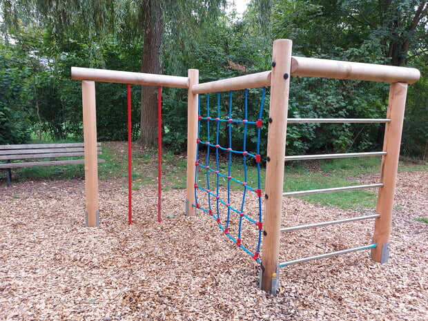 neue Kletterkombination auf dem Spielplatz Brombeerweg