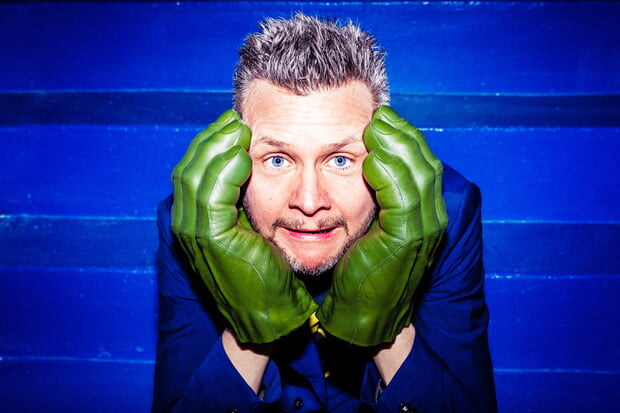 Kabarettist und Musiker Tobias Mann mit den grünen großen Händen des "Hulk" (wie Boxhandschuhe). 