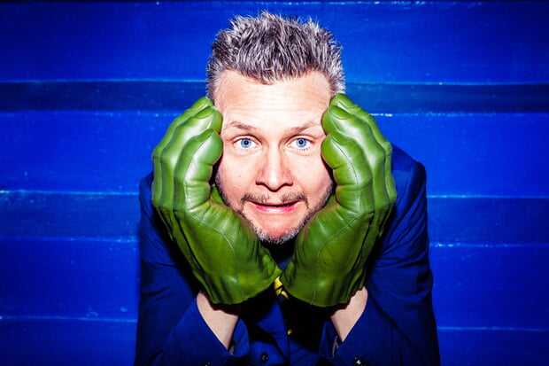 Kabarettist und Musiker Tobias Mann mit den grünen großen Händen des "Hulk" (wie Boxhandschuhe).