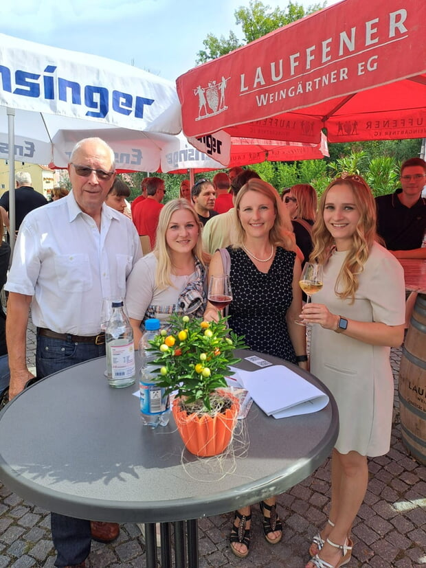 Karl-Ernst Schmitt mit Bürgermeisterin Sarina Pfründer und Birthe Meseke