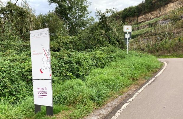 Ortseingangsstelen an den Radwegen heißen Radfahrer in Lauffen a.N. willkommen (Foto Willkommensstele mit Logo-Männchen der Stadt, Schild "Weinsüden Weinort")