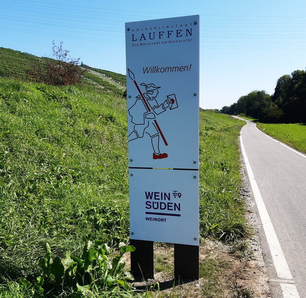 Willkommensstelen heißen ab sofort an den Radwegen Radler in Lauffen a.N. willkommen