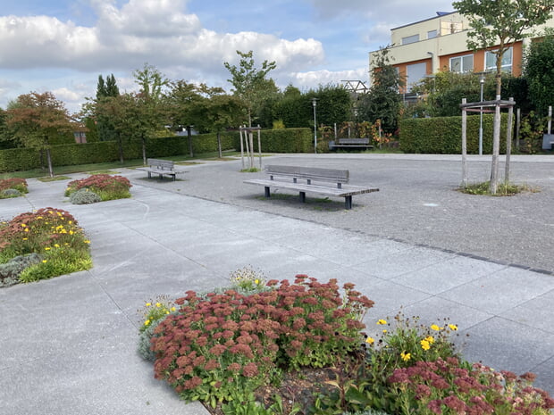Der vorhandene Platz an der Schillerstraße soll als erste durch Pflanzung von mehr Bäumen umgestaltete werden.