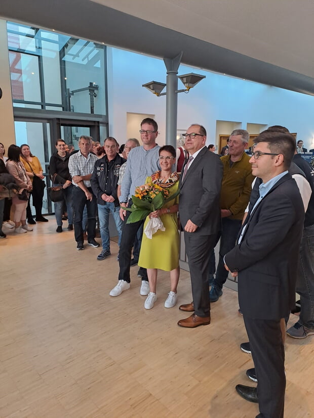 Wahlsieger Uwe Seibold mit Frau bei der Bürgermeisterwahl in Kirchheim